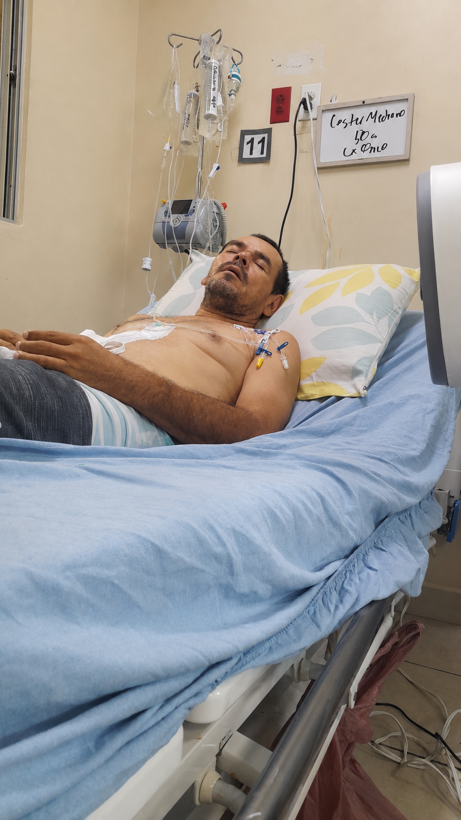 Lester Medrano recibiendo alimentación y apoyo médico